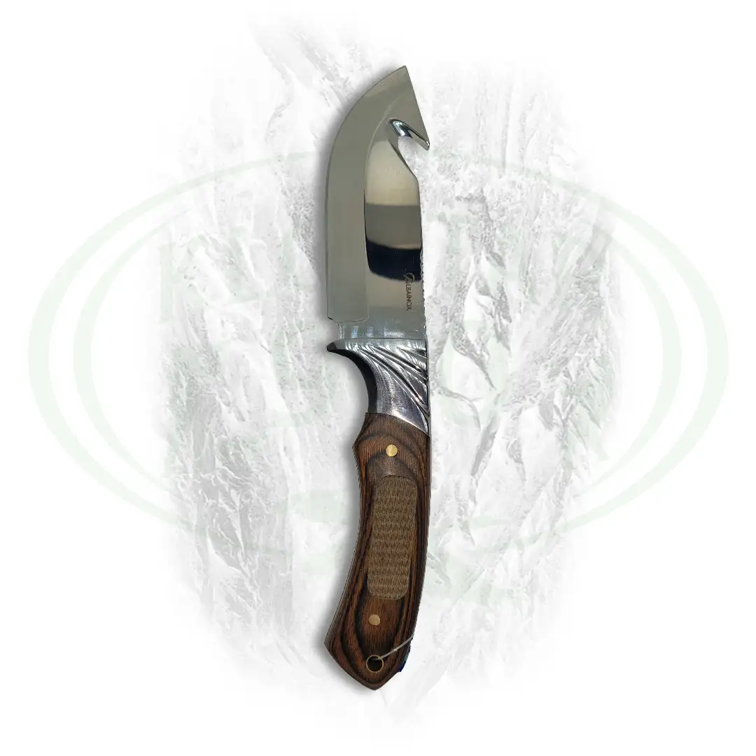 Nož za deranje divljači s smeđom drvenom drškom i srebrnom oštricom koja ima kuku na kraju za deranje divljači